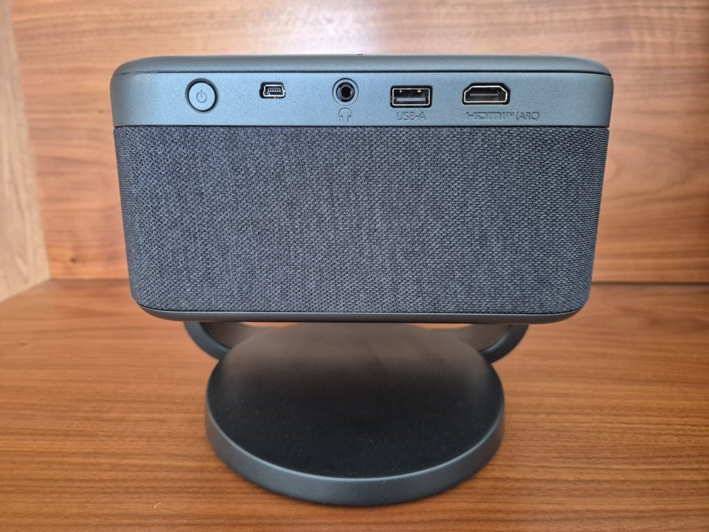 Nie oczekuj dużej liczby złączy w smart projektorach. Ale to nie jest potrzebne