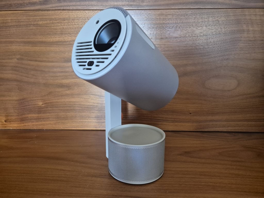 Przynajmniej regulacja w pionie powinna być standardem w smart projektorach