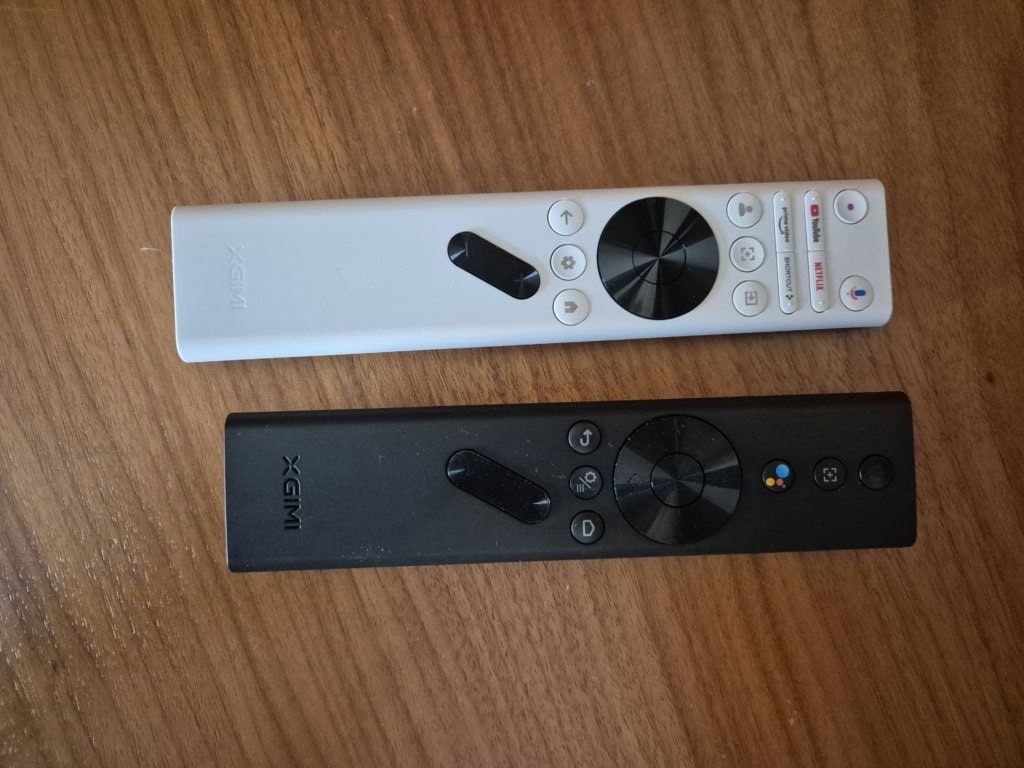 Na pilotach nie powinno zabraknąć przycisków do obsługi funkcji projektora