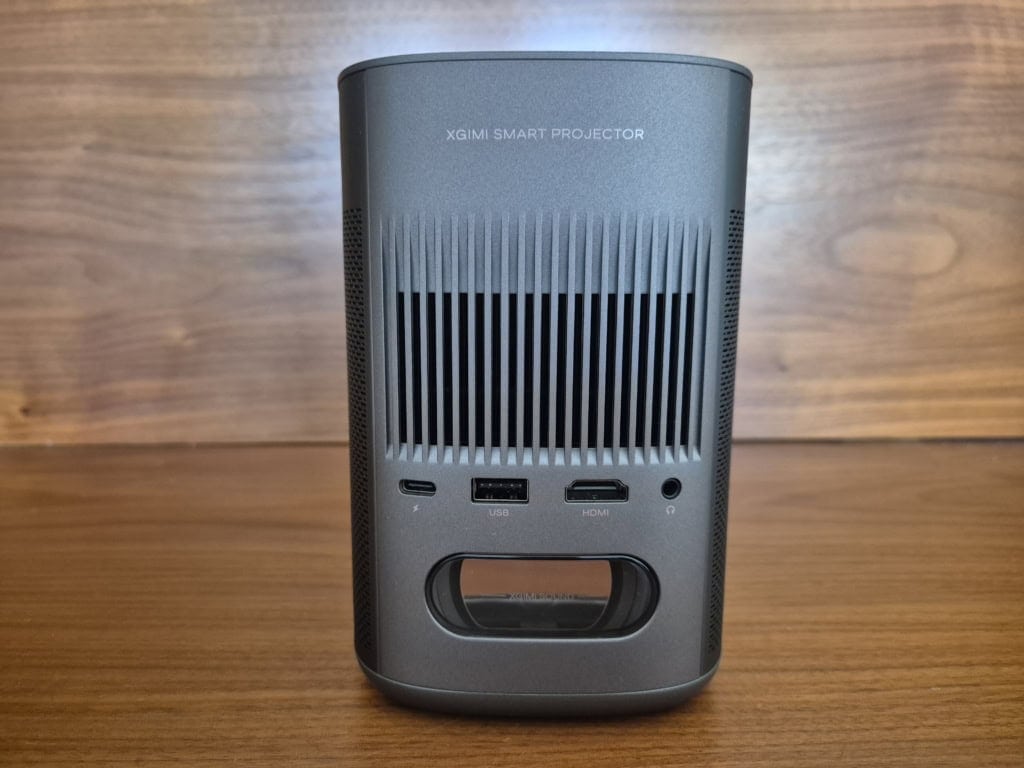 Mimo kompaktowych rozmiarów smart projektory mogą generować przyjemny dźwięk