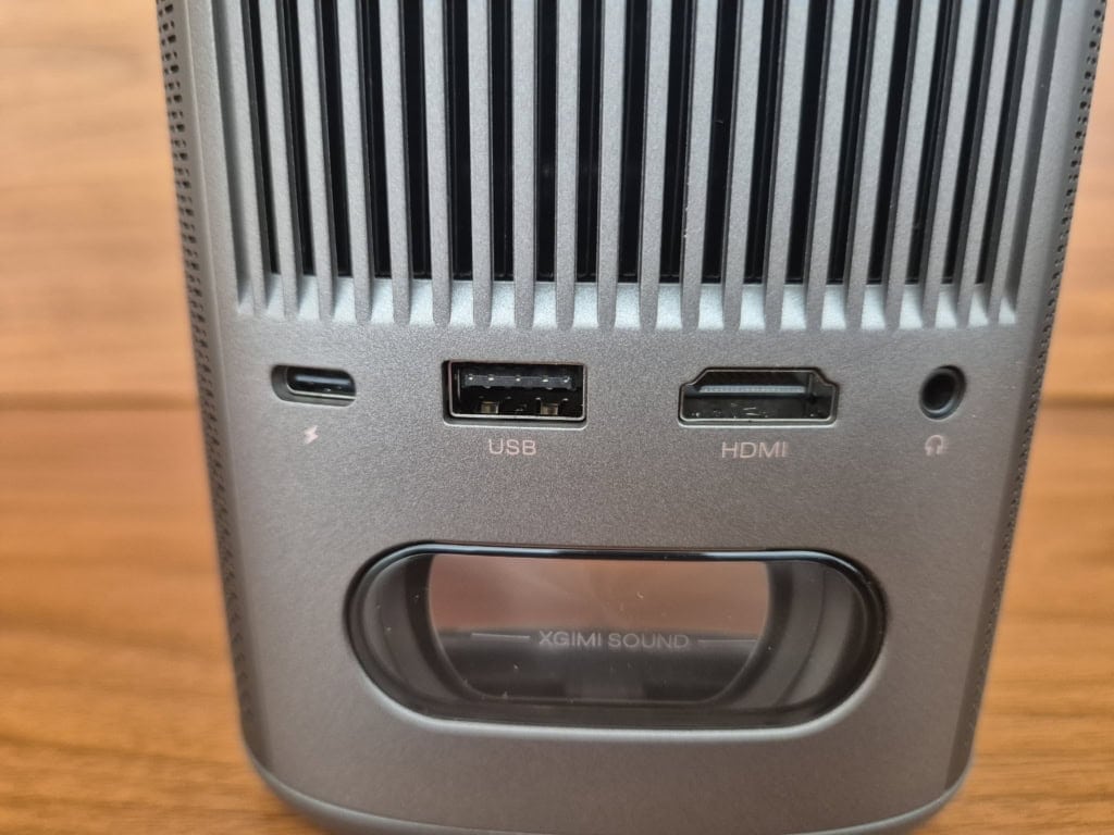 Głośnik znajduje się pod złączami