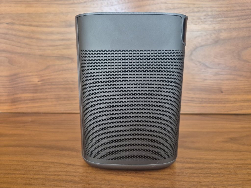 Większość obudowy jest perforowana dla lepszego chłodzenia i ze względów estetycznych