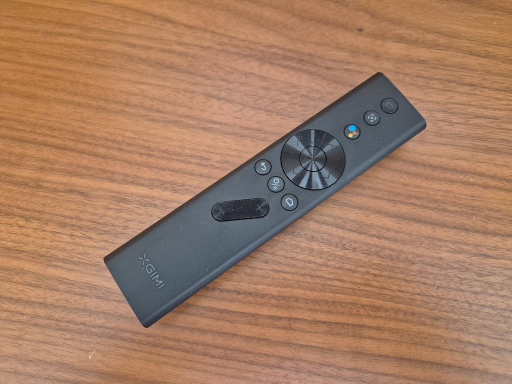 Kompaktowy pilot dobrze leży w dłoni