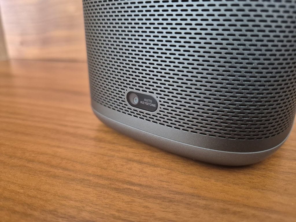 Z przodu znajduje się kamera RGB do rejestrowania obrazu i jego korekcji