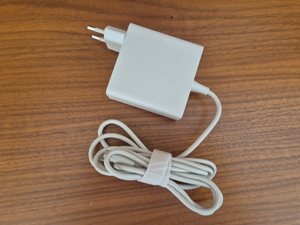 Kabel przy zasilaczu jest solidny