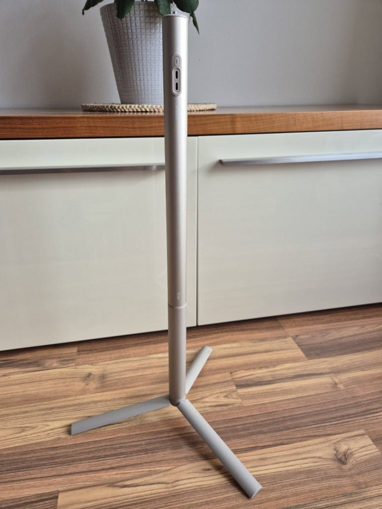 Cała górna część stojaka jest jednocześnie powerbankiem