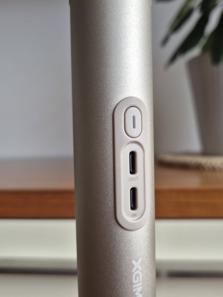 Do dolnego złącza podłącza się zasilanie, do górnego projektor