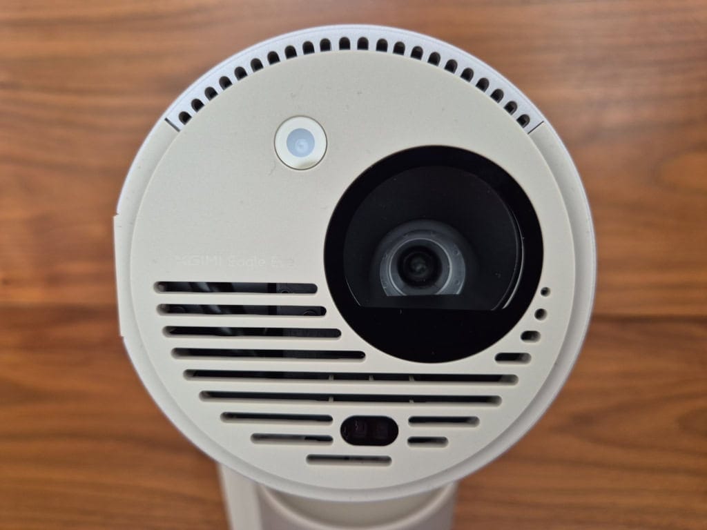 Oprócz soczewki przednia strona jest wyposażona w inne czujniki...