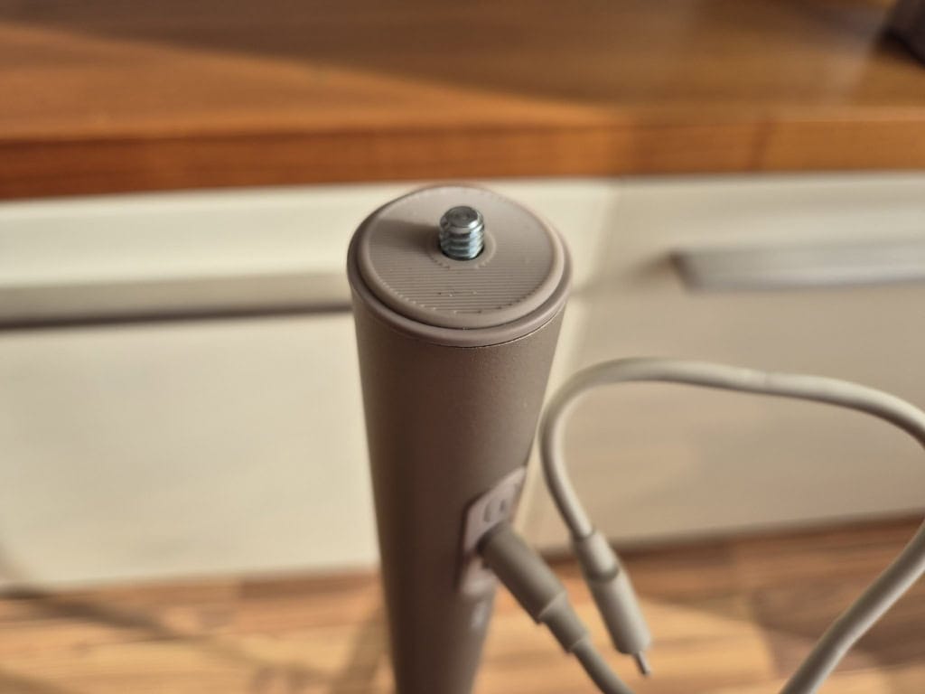 Projektor mocuje się do stojaka za pomocą standardowego gwintu statywowego