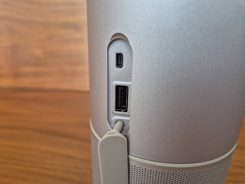 Złącza microHDMI i USB są ukryte pod gumową zaślepką