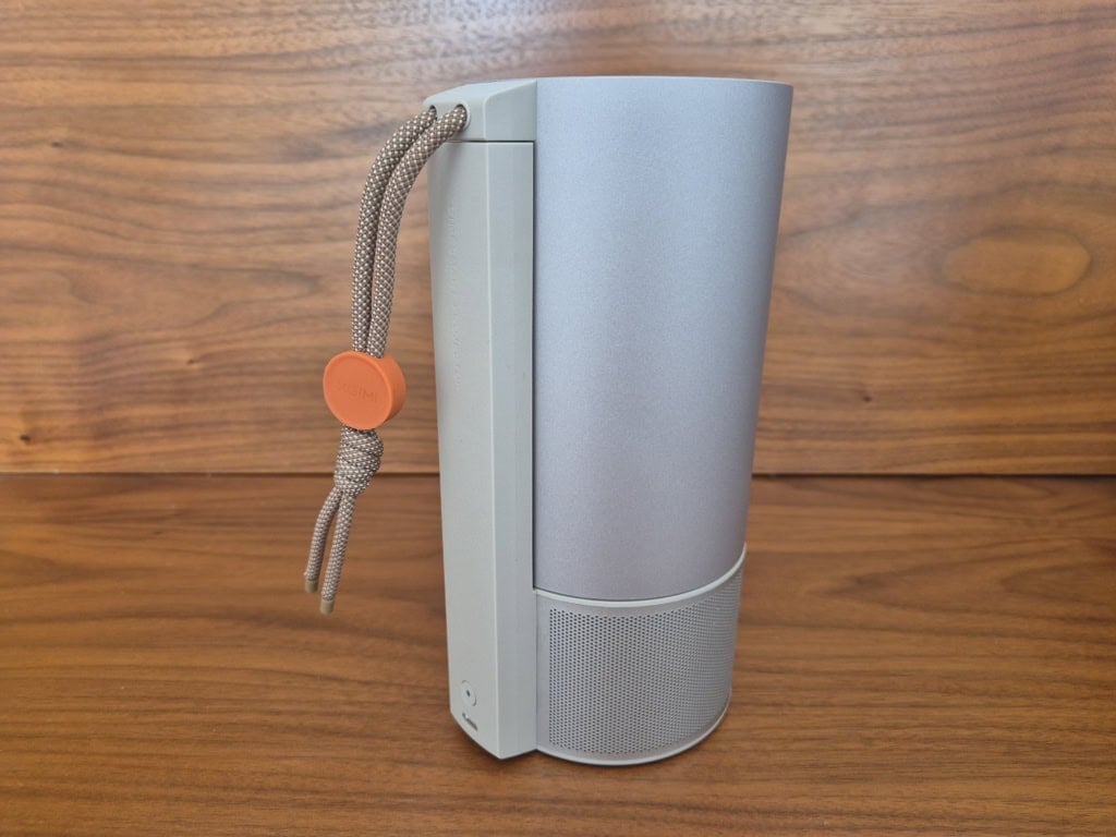 Złożony projektor jest kompaktowym walcem