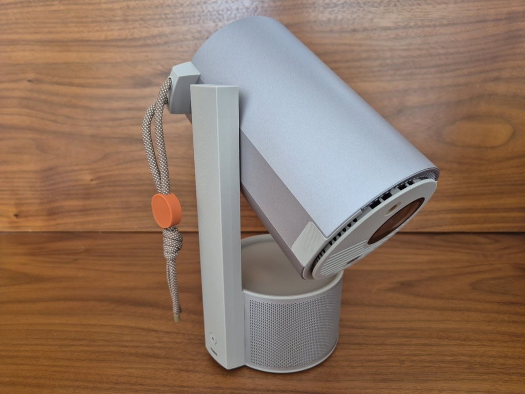 Następnie następuje obrót, podczas którego projektor się włącza