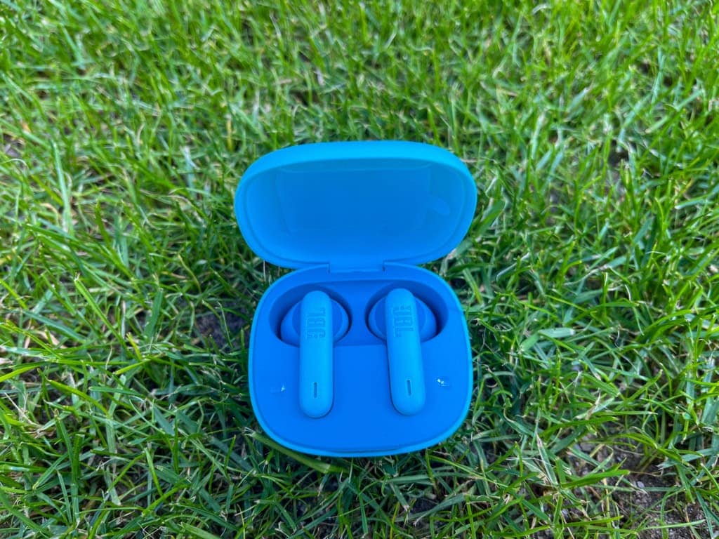 Słuchawki łatwo się z niego wyjmuje