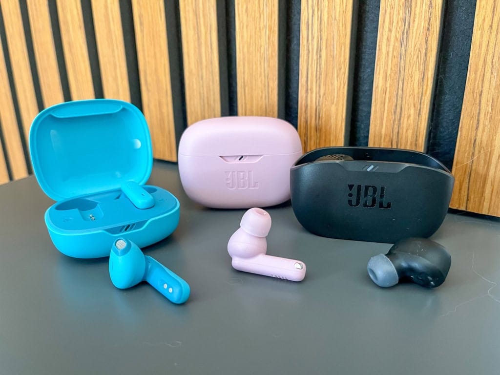 Różnią się etui i słuchawkami