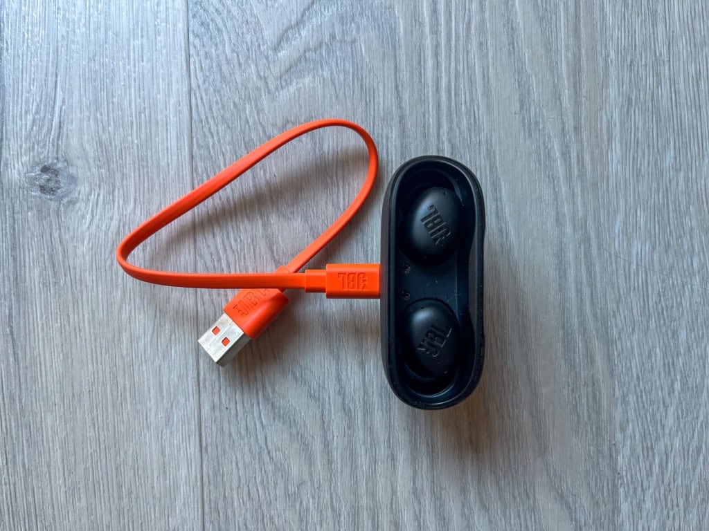 Ładowanie JBL Wave Buds 2
