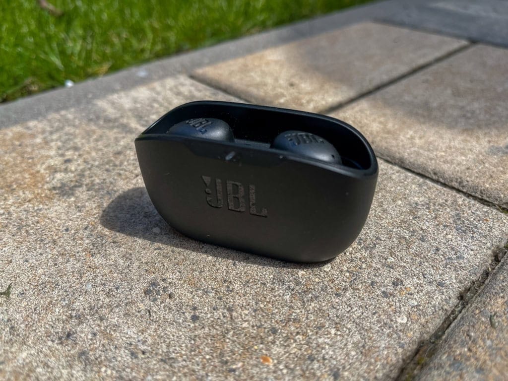 JBL Wave Buds 2 mają otwarte etui