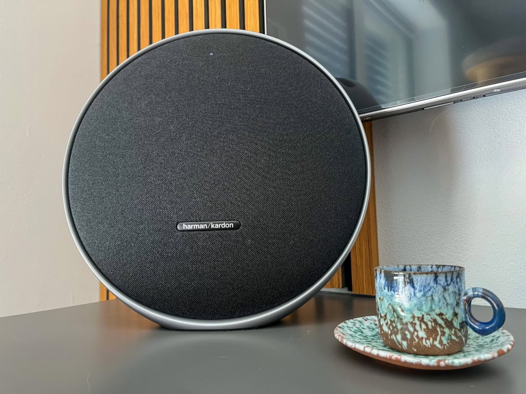 Głośnik przyciąga uwagę swoim okrągłym designem