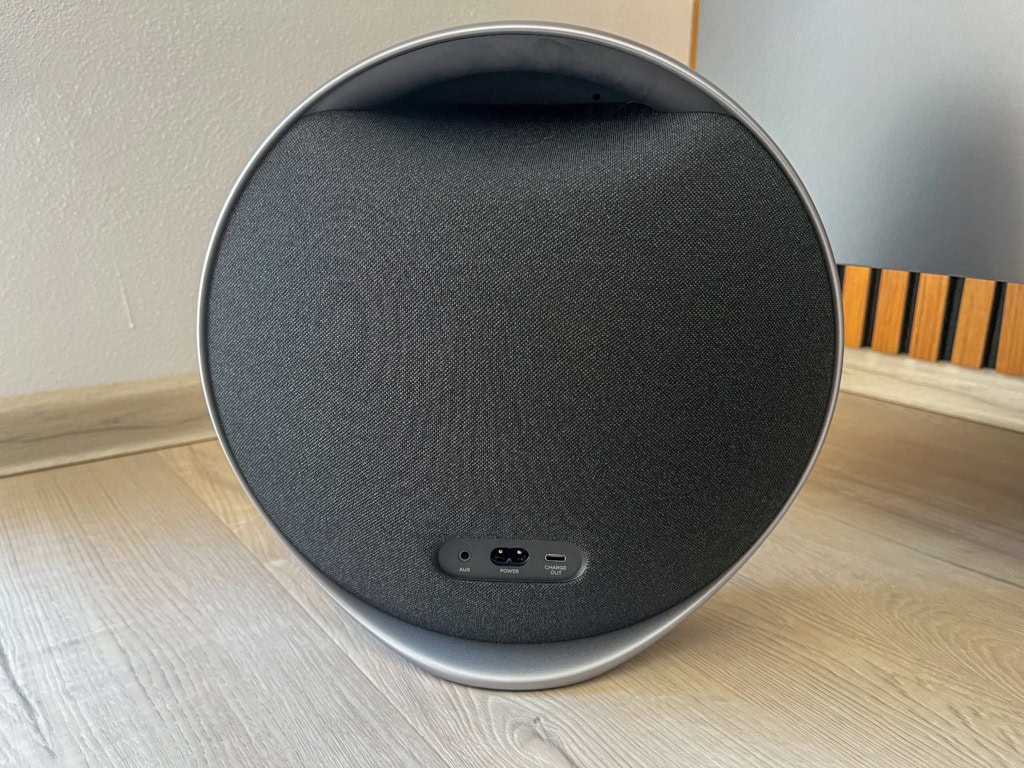 Z tyłu znajduje się dyskretna rączka