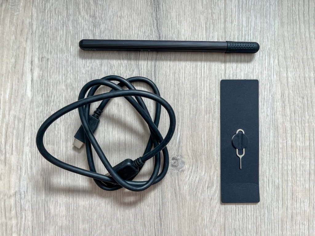 W zestawie jest stylus, kabel zasilający i igła