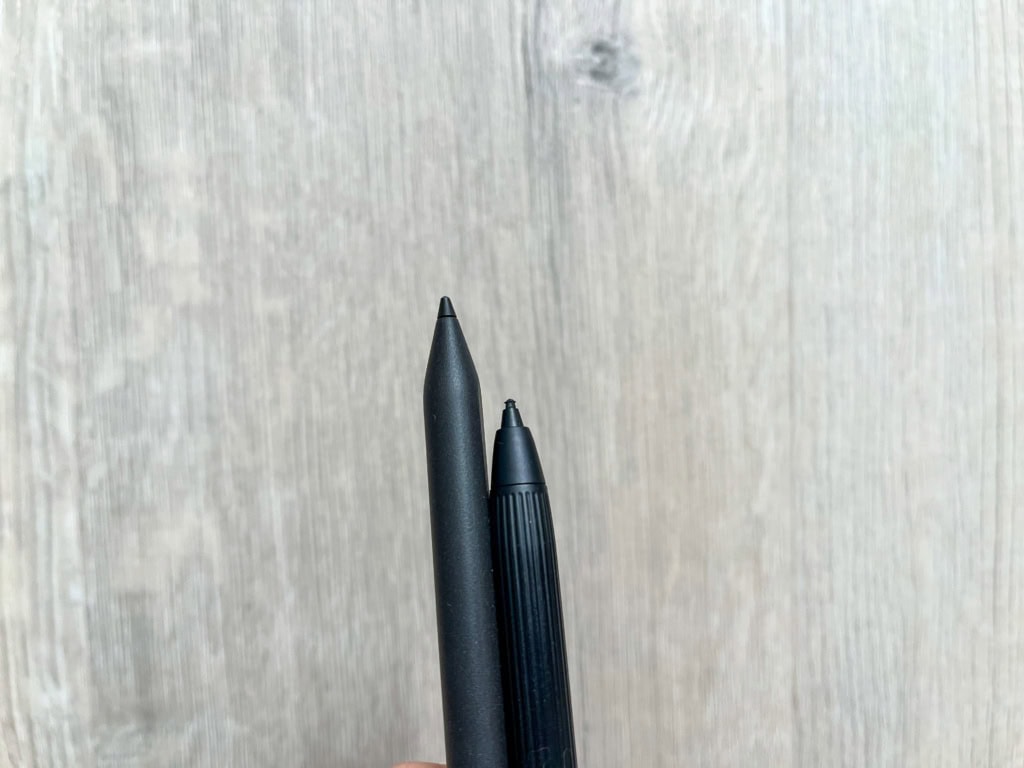 Porównanie pióra ONYX (po prawej) i pióra do reMarkable Paper Pro (po lewej)