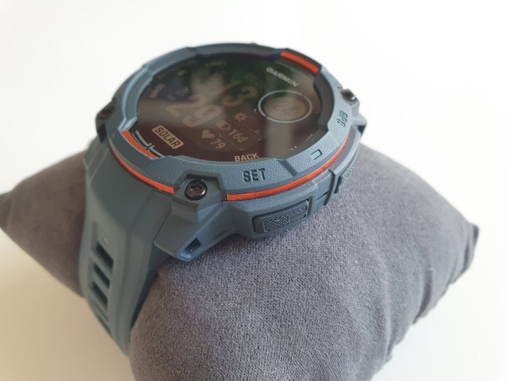 Nowością jest metalowa obręcz pod lunetą