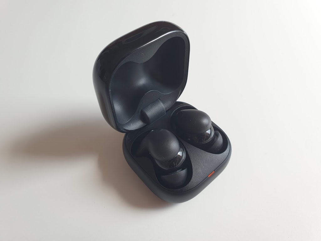 Słuchawki jednak trzymają się w środku pewnie