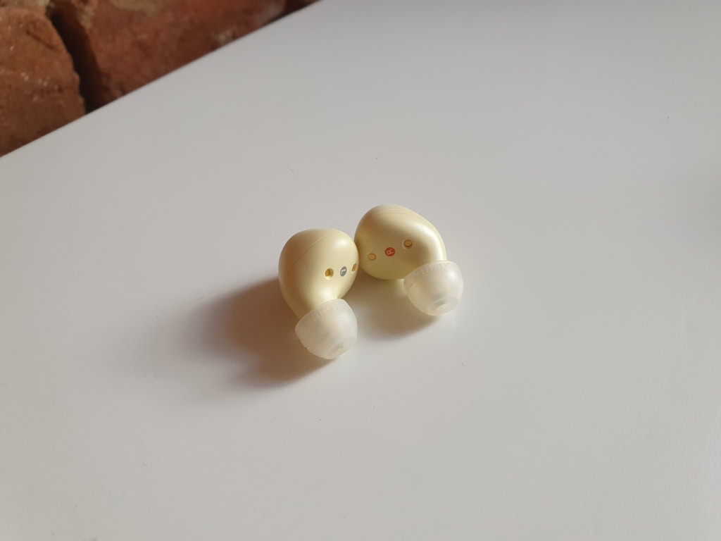 Kształt słuchawek określiłbym jako typowy