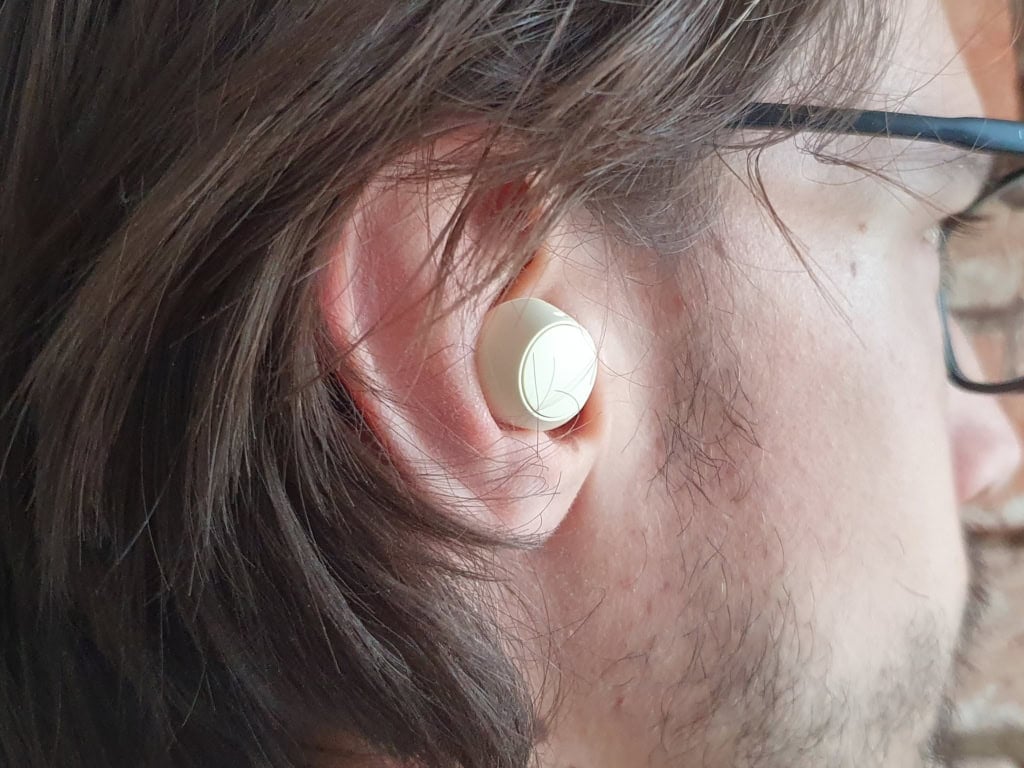 Słuchawki są dość widoczne