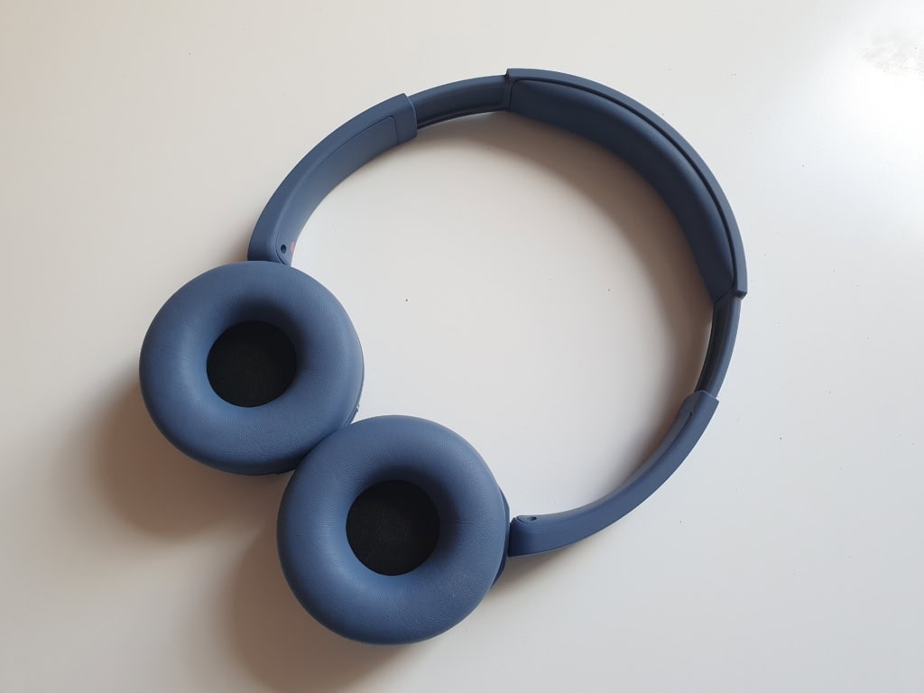 Pewnie trzymają się na uszach