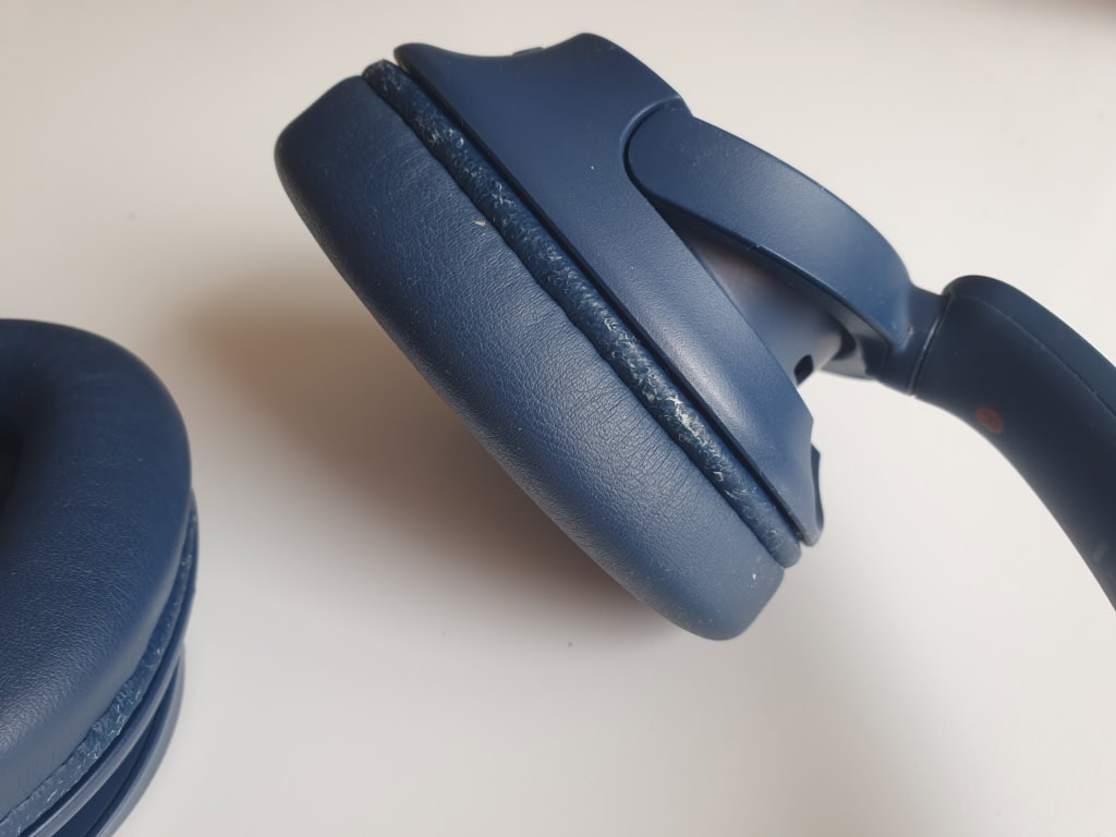 Szczególnie nauszniki się odbijają