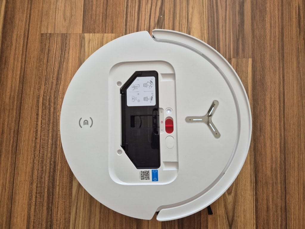 Główny wyłącznik, kod QR do parowania i przycisk do połączenia z Wi-Fi pod górną pokrywą