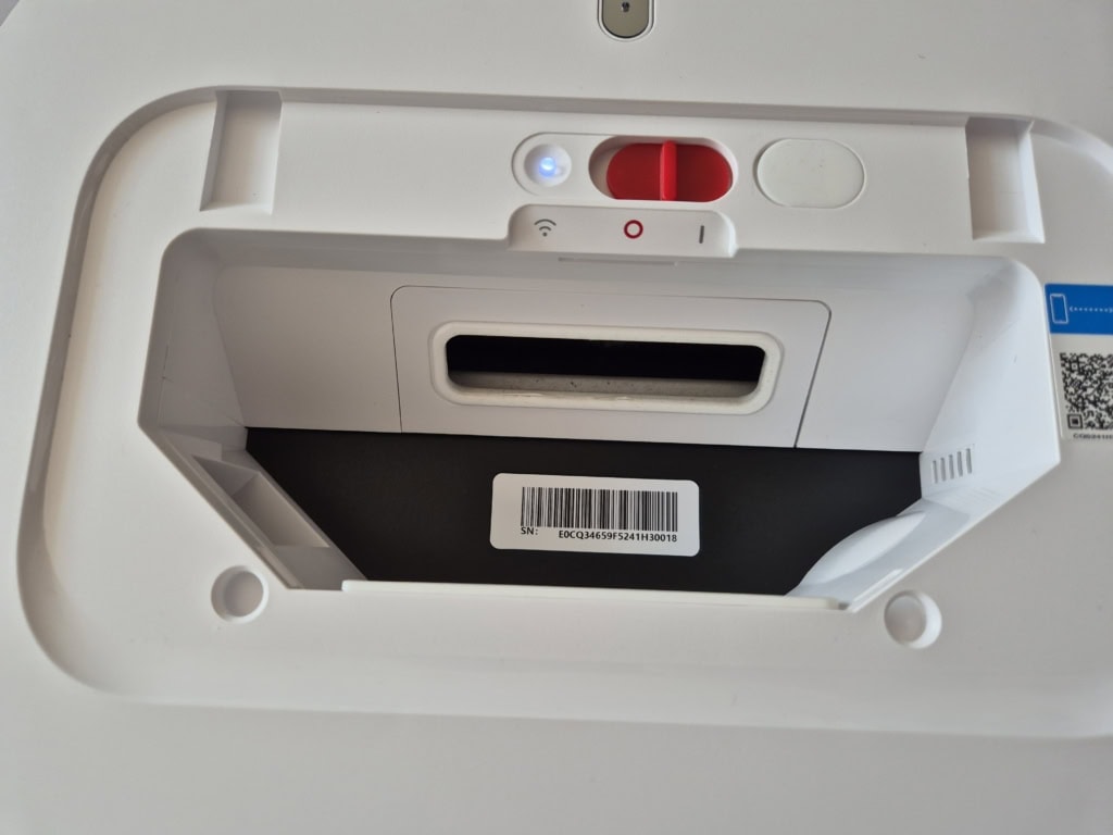 Głównym kanałem śmieci trafiają do zbiornika w odkurzaczu