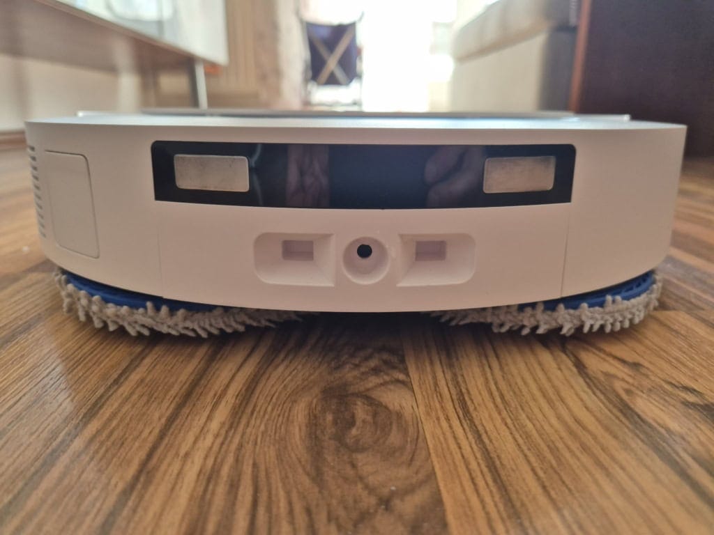 Styki ładowania i otwór do uzupełniania wody