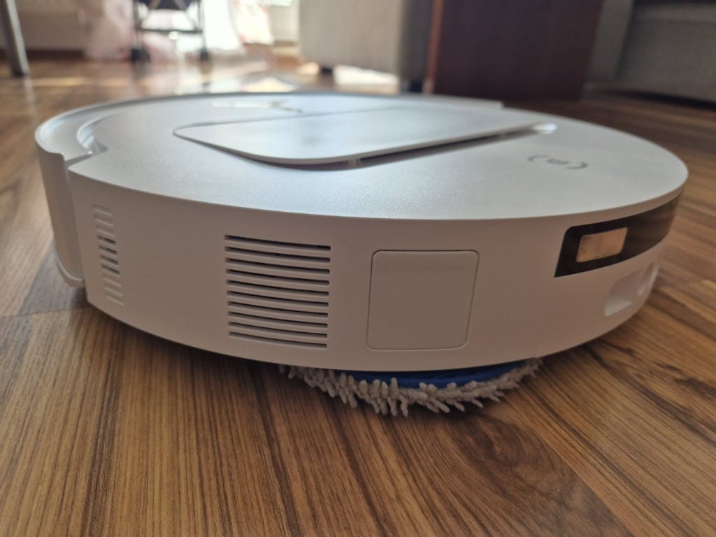 Lewy mop jest stały, a większość jego części ukryta jest pod odkurzaczem