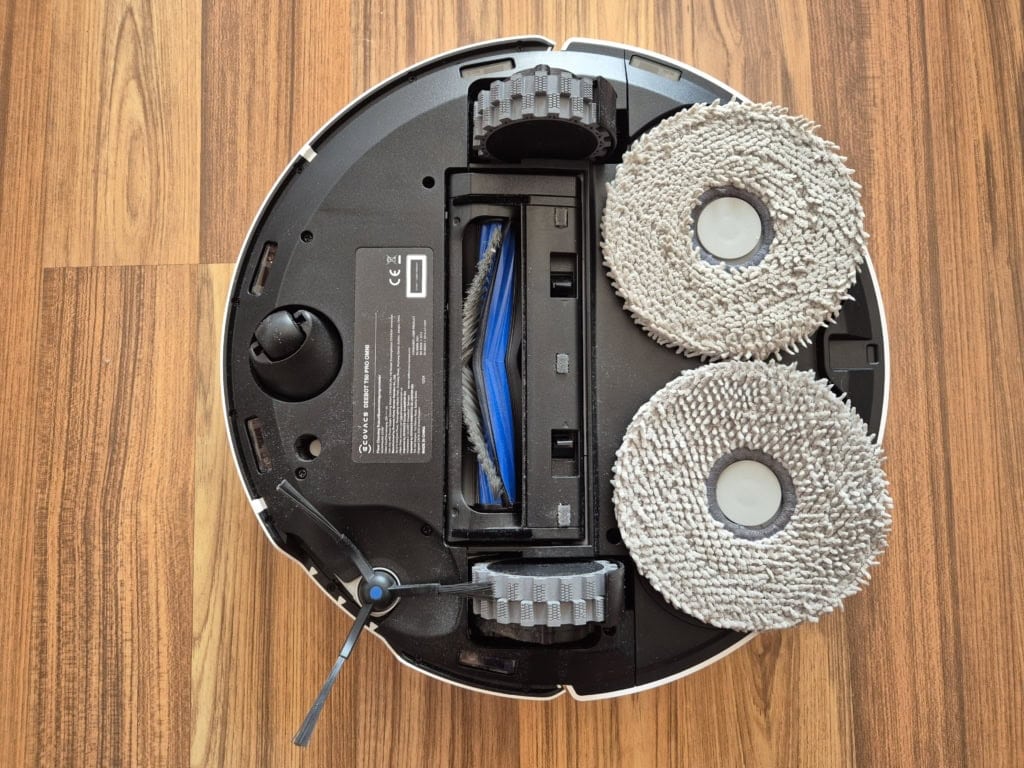 Odkurzacz z zamontowanymi mopami