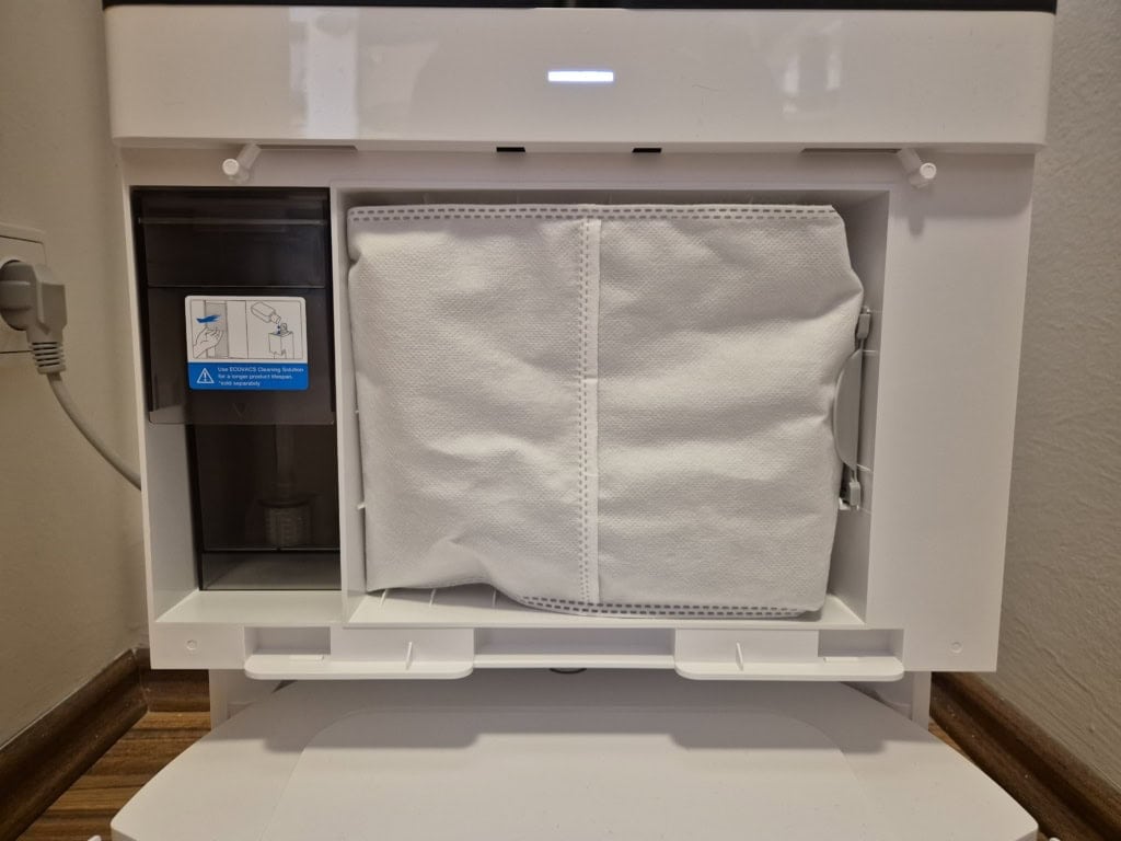 Przednia pokrywa skrywa przede wszystkim worek na kurz