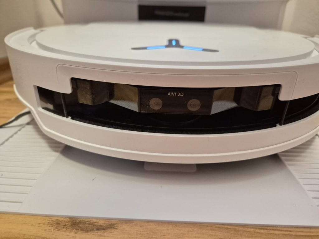 Lidar, kamera i inne czujniki znajdują się w przedniej części odkurzacza