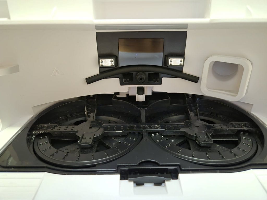 Miska do mycia, w której odkurzacz pierze mopy