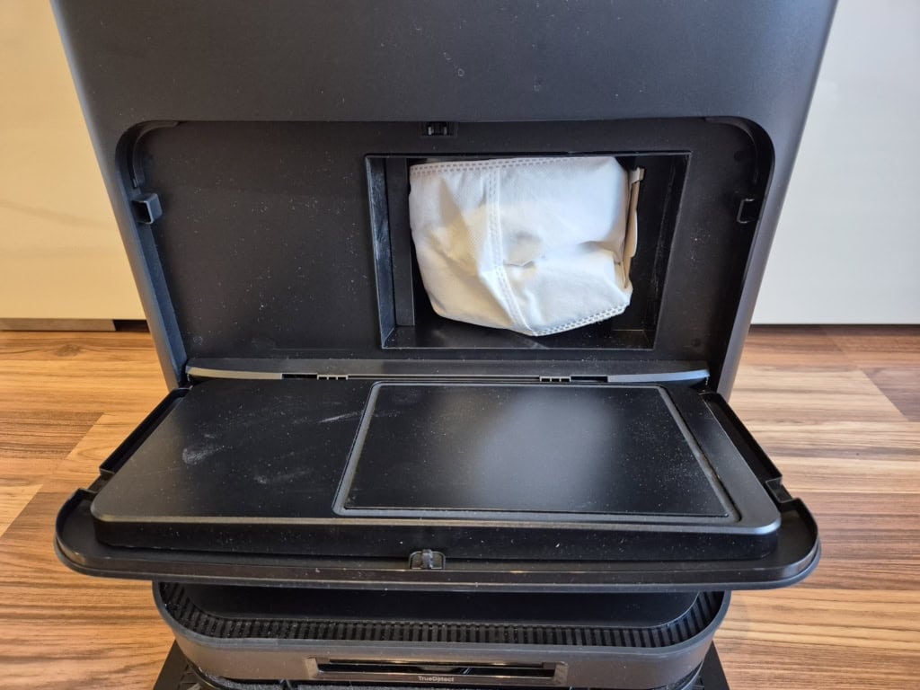 Worek można wyjąć z przedniej części stacji