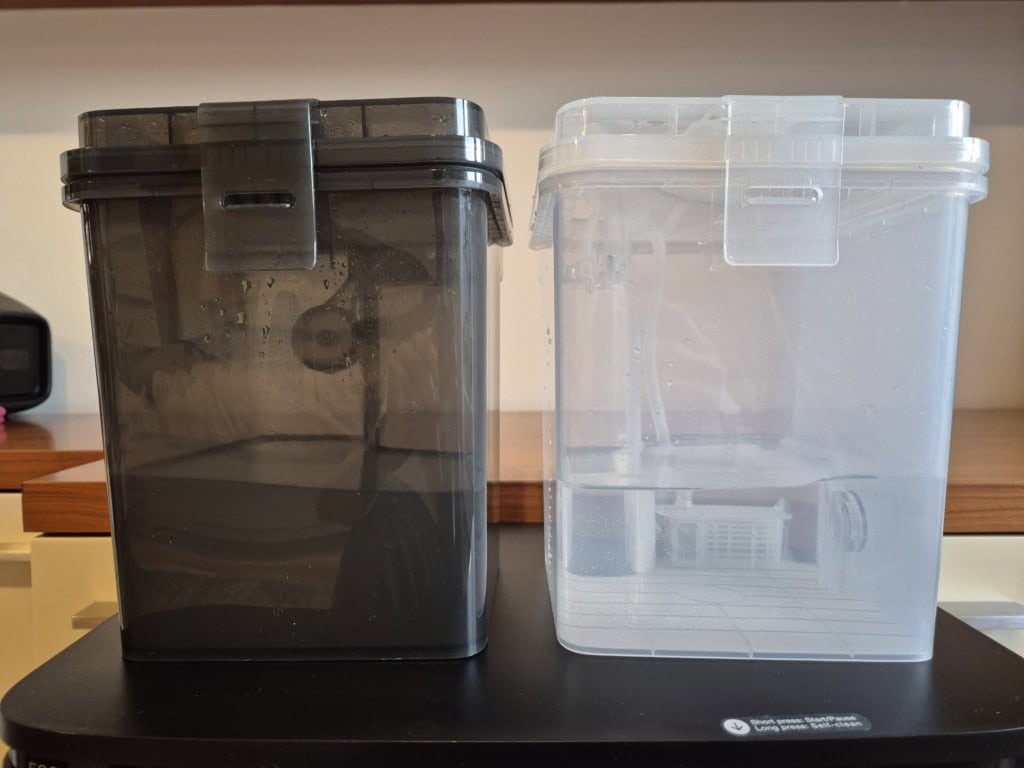 Pojemnik na czystą wodę ma pojemność 4 litry, drugi jest o 0,5 litra mniejszy