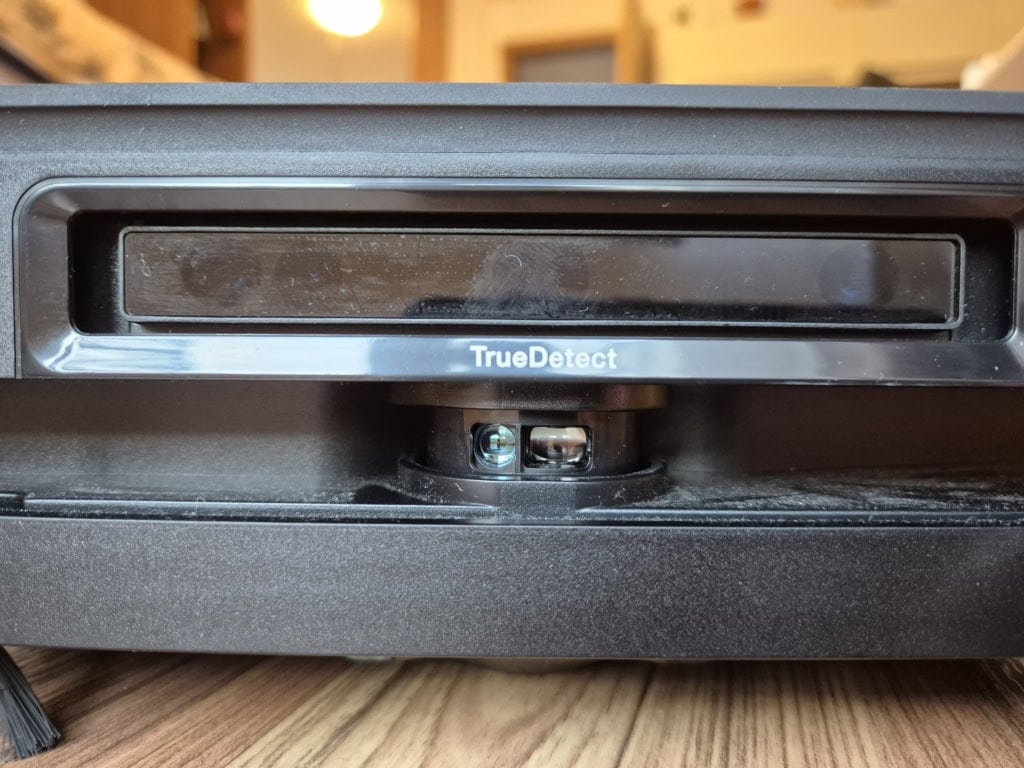 Moduł lidarowy do nawigacji umieszczony jest z przodu odkurzacza