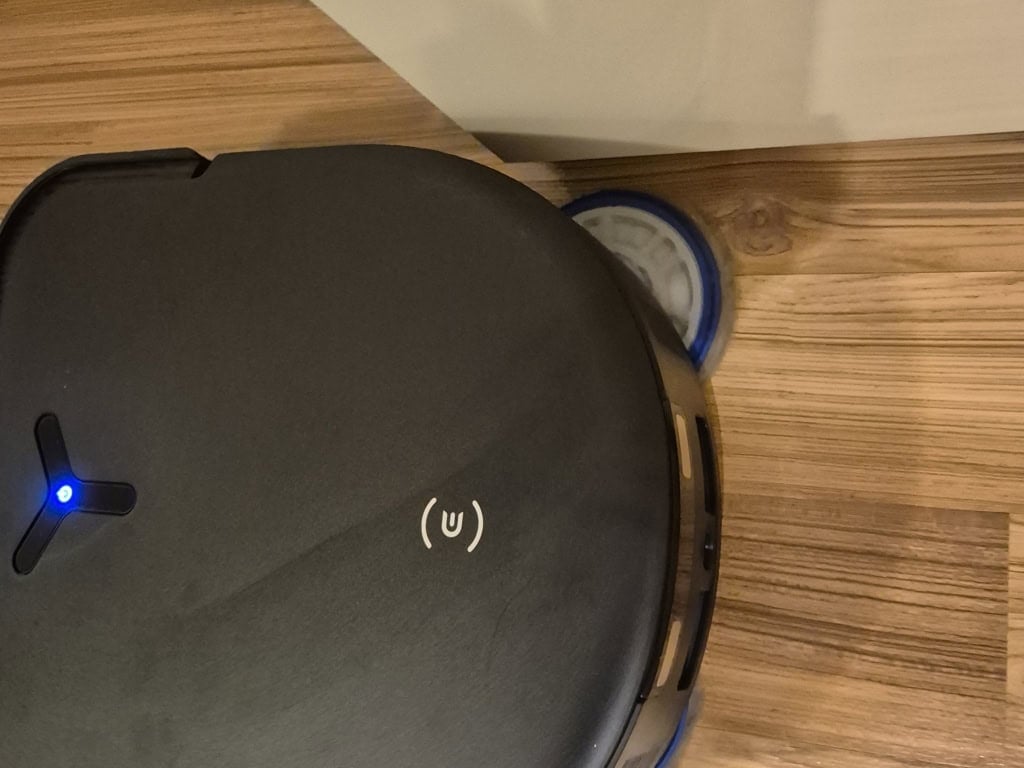 Mopowanie wokół mebli