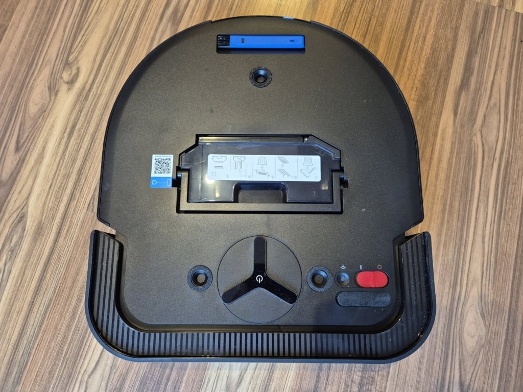 Główny wyłącznik i przycisk do parowania znajdują się pod górną pokrywą