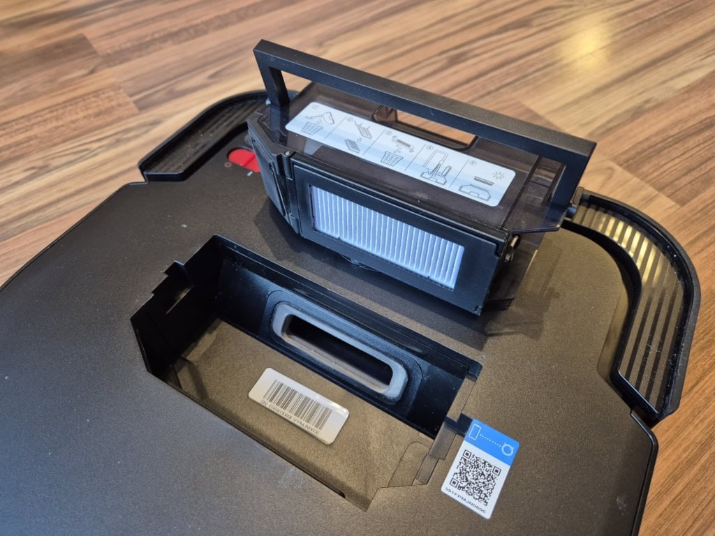 Pojemnik na kurz można wyjąć i opróżnić ręcznie