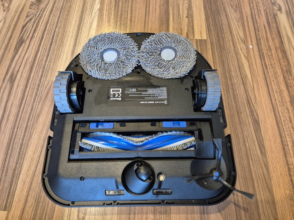 Spód robota z zamontowanymi mopami