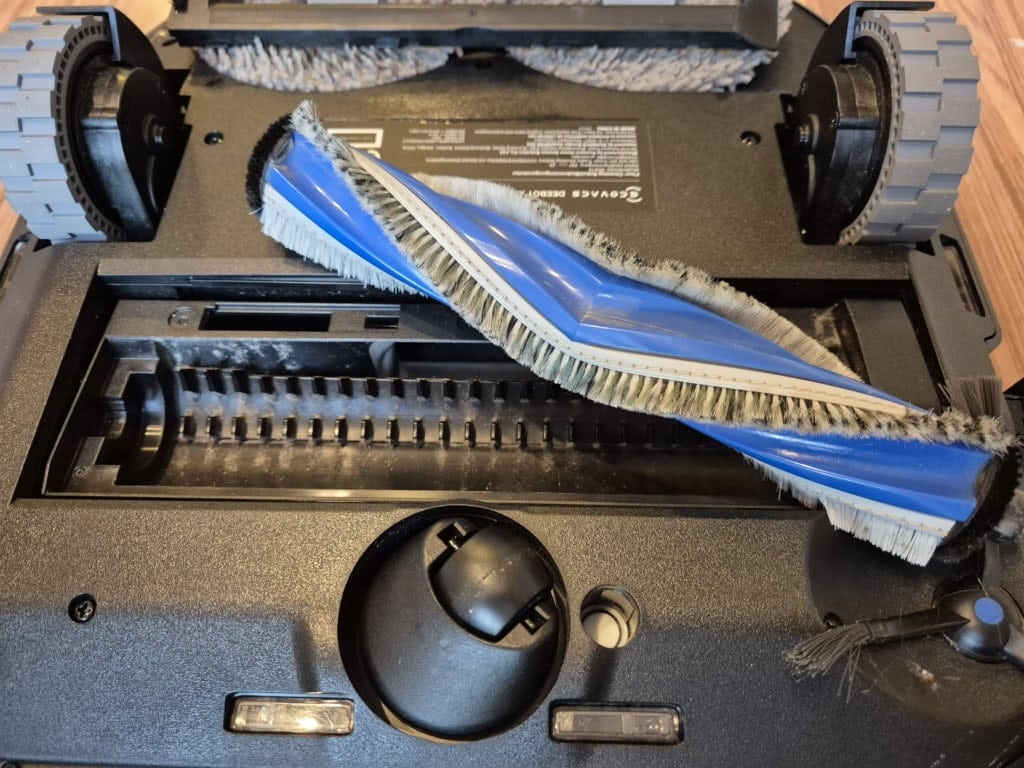 Przed wkręcaniem włosów chroni również grzebień w komorze szczotki