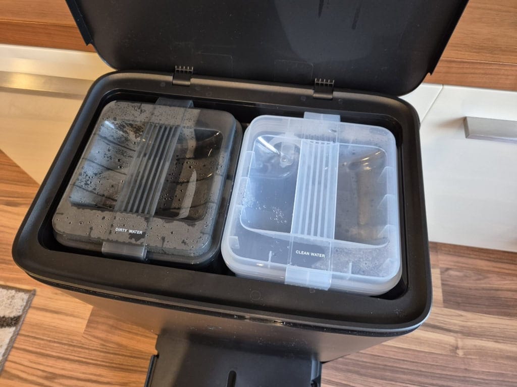 Szary pojemnik na brudną wodę, biały na czystą