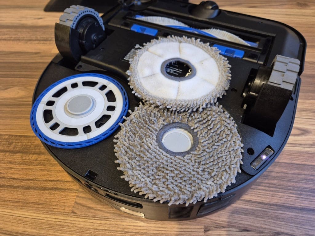 Obrotowe mopy są zazwyczaj mocowane na rzep, co ułatwia ich zdejmowanie i wymianę