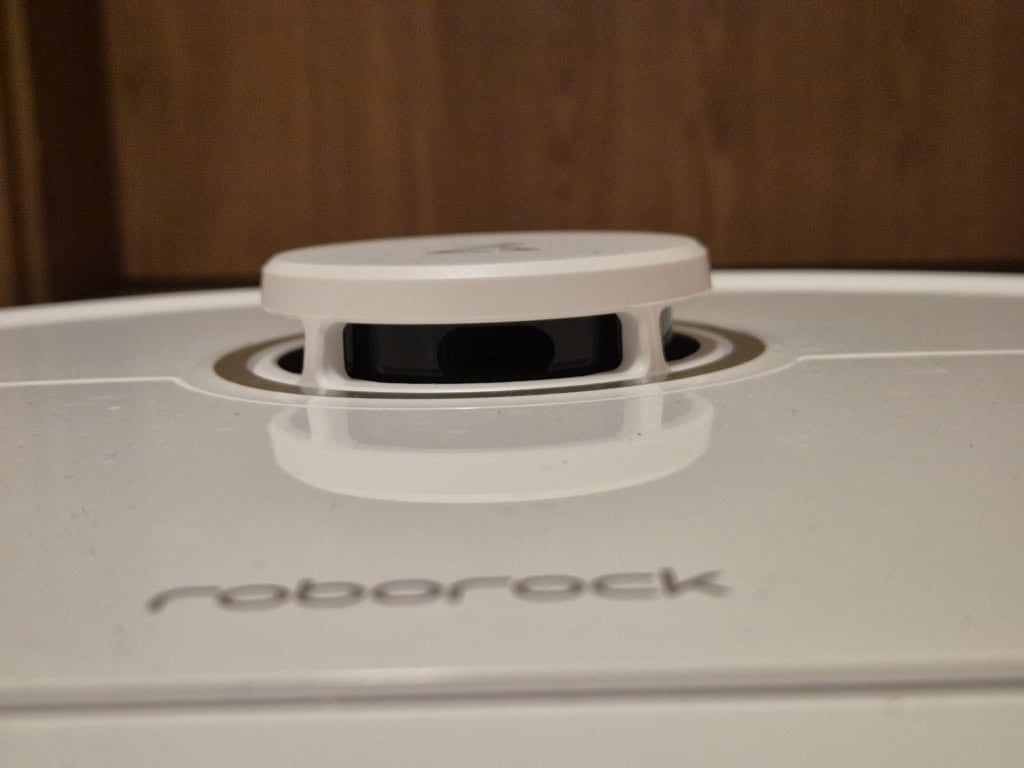 Moduł lidarowy na górze zapewnia lepszy widok, ale zwiększa wysokość odkurzacza