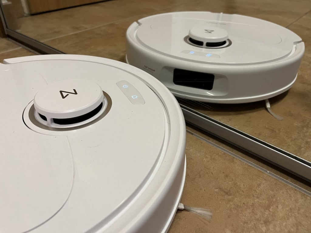 Lustra sięgające do podłogi tworzą wyimaginowane pomieszczenia na mapie